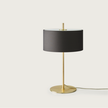  Una lámpara de mesa Mila con una pantalla negra.