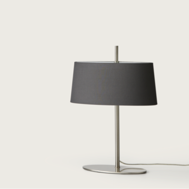 Una lámpara de mesa moderna con una pantalla oscura y una elegante base plateada, sobre un fondo blanco liso. Así es la Lámpara de mesa Ona, de iluminación eficiente y diseño minimalista.