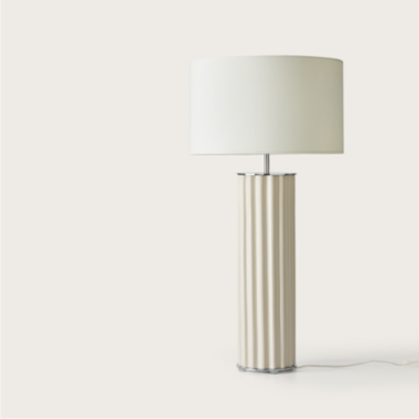 La lámpara de mesa Onica, con una base alta cilíndrica acanalada en color beige y una pantalla blanca en forma de tambor, encarna el minimalismo moderno y agrega un toque de diseño contemporáneo a cualquier espacio.