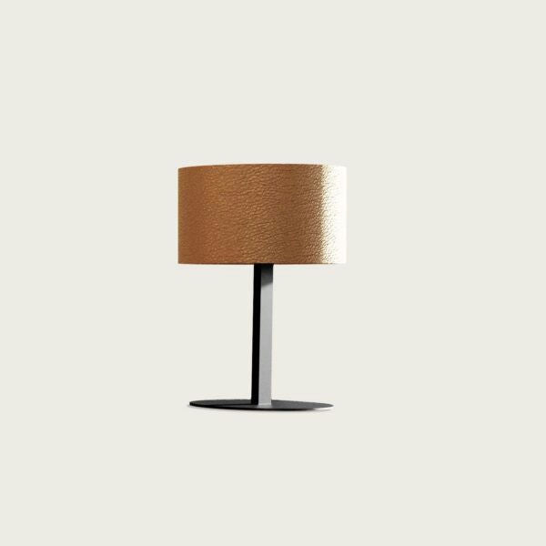 La lámpara de mesa Rems presenta un diseño moderno con una pantalla cilíndrica marrón sobre un elegante soporte negro, ideal para mejorar el ambiente en cualquier espacio.