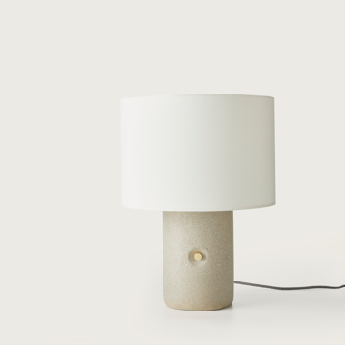 Conoce la Lámpara de mesa Sand, una lámpara moderna con base cilíndrica beige, pantalla grande de tela blanca, función regulable para una iluminación personalizada y un discreto cable negro en la base.