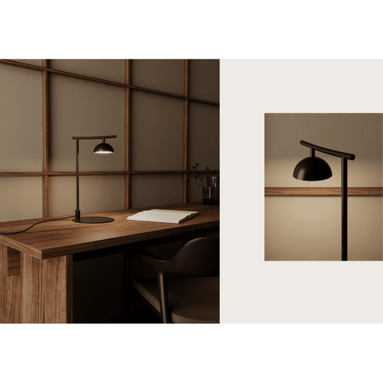 Espacio de trabajo minimalista con escritorio de madera, silla y lámpara de mesa Tana, colocado contra una pared de rejilla de madera, centrándose en los detalles y la iluminación ambiental.