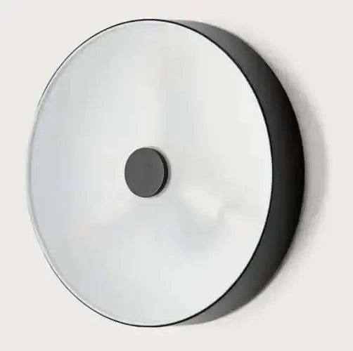 Lámpara de pared minimalista con disco de vidrio translúcido y soporte circular negro.