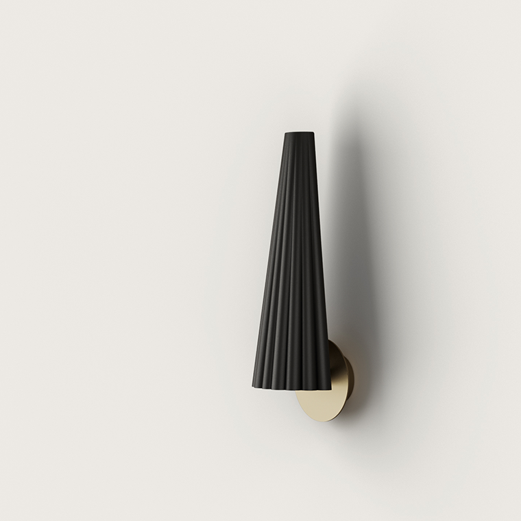 La lámpara de pared Bion es un aplique de pared negro en forma de cono con un diseño plisado sobre una base redonda de latón que encarna el minimalismo moderno. Esta lámpara LED aporta iluminación y un diseño sofisticado a cualquier habitación.