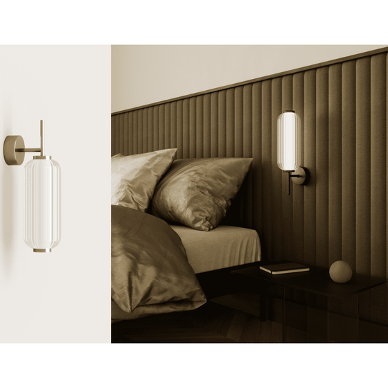 Dormitorio moderno con cabecera acolchada de color marrón, almohadas color canela y una elegante lámpara de pared Elma.