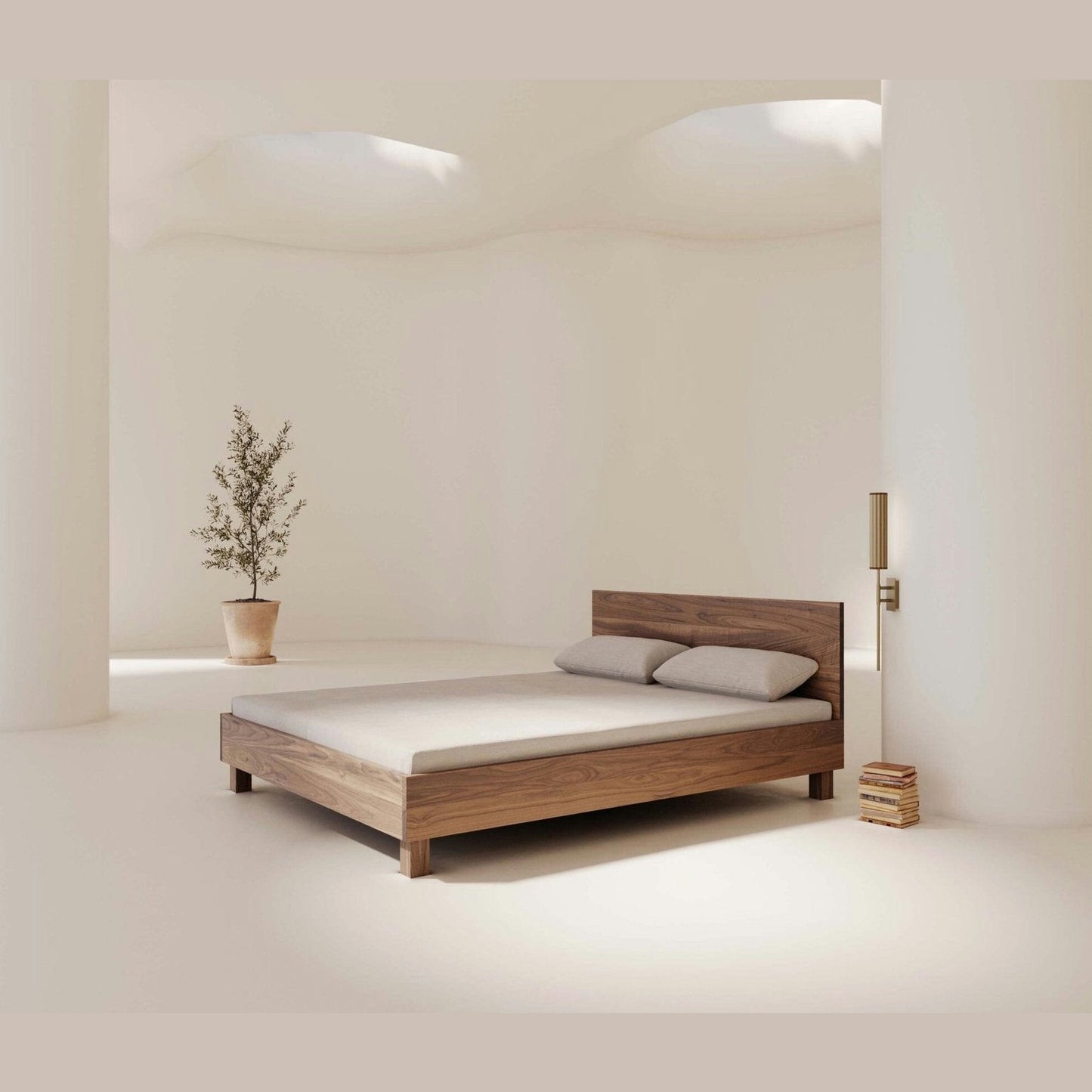 Un dormitorio minimalista incluye una cama de madera, dos almohadas, libros y una planta en maceta. El espacio luminoso se ve realzado por la iluminación moderna con la Lámpara de pared regulable Niro.
