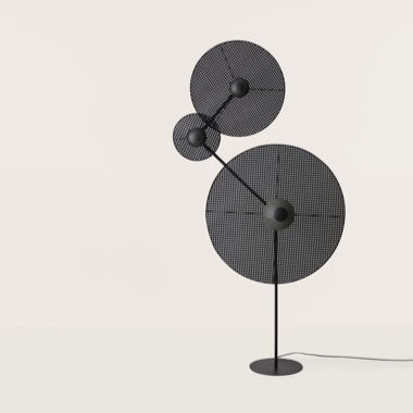 La lámpara de pie Artic presenta tres pantallas circulares de malla en tamaños distintos, unidas por un soporte minimalista negro que refleja un diseño audaz y contemporáneo.