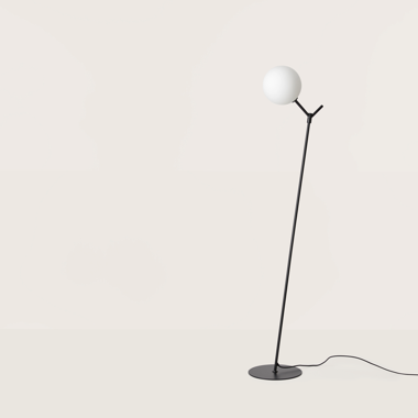 La Lámpara de pie Atom cuenta con un diseño minimalista con una pantalla esférica blanca sobre un soporte negro inclinado sobre un fondo liso, ideal para iluminación de tareas.
