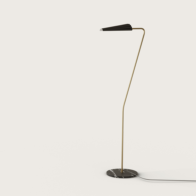 La Lámpara de pie Bion presenta un diseño minimalista con un tallo dorado delgado, una pantalla negra angular y una base circular negra, que proporciona una iluminación enfocada sobre un fondo blanco liso.
