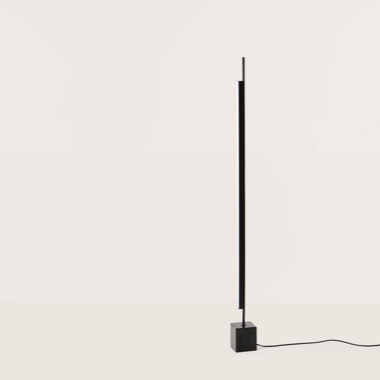 La Lámpara de pie Coln es una lámpara de pie minimalista negra con un diseño vertical delgado sobre una elegante base cuadrada negra, que muestra una iluminación moderna sobre un fondo blanco liso.