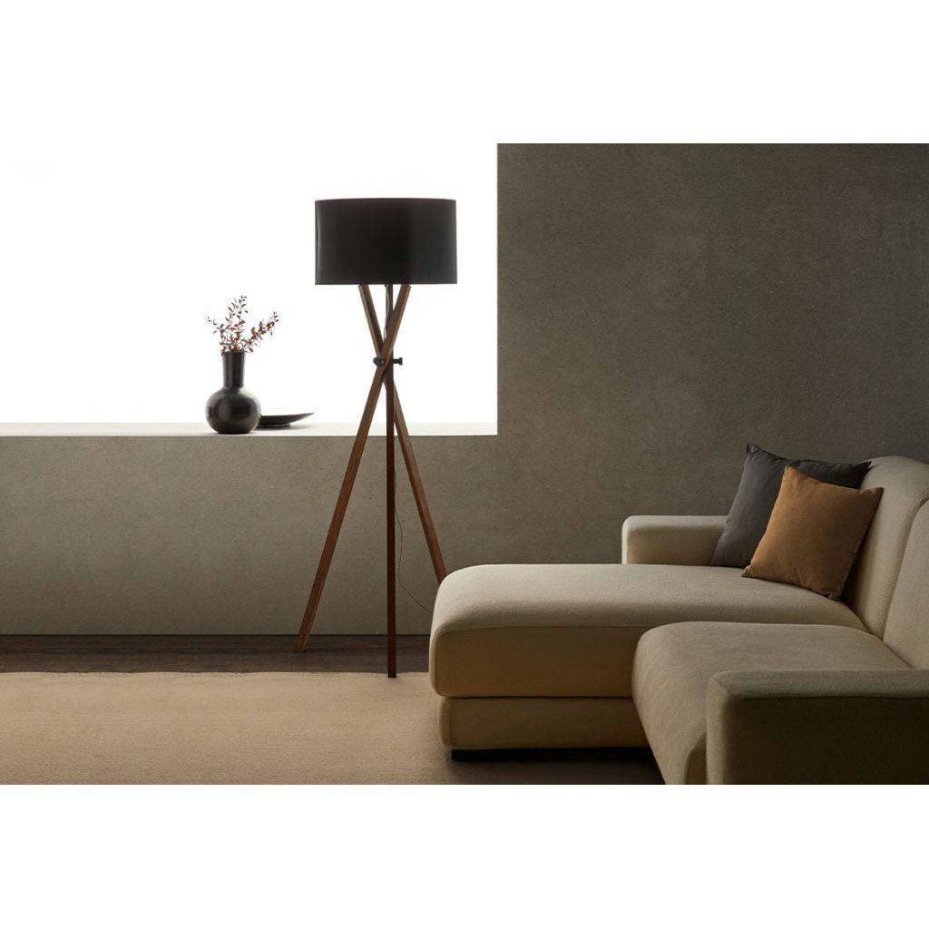 Sala de estar minimalista con un sofá modular beige, iluminación eficaz de la Lámpara de pie Cot en marrón y un jarrón con ramas en el alféizar de la ventana. La combinación de colores neutros realza la estética moderna y limpia.