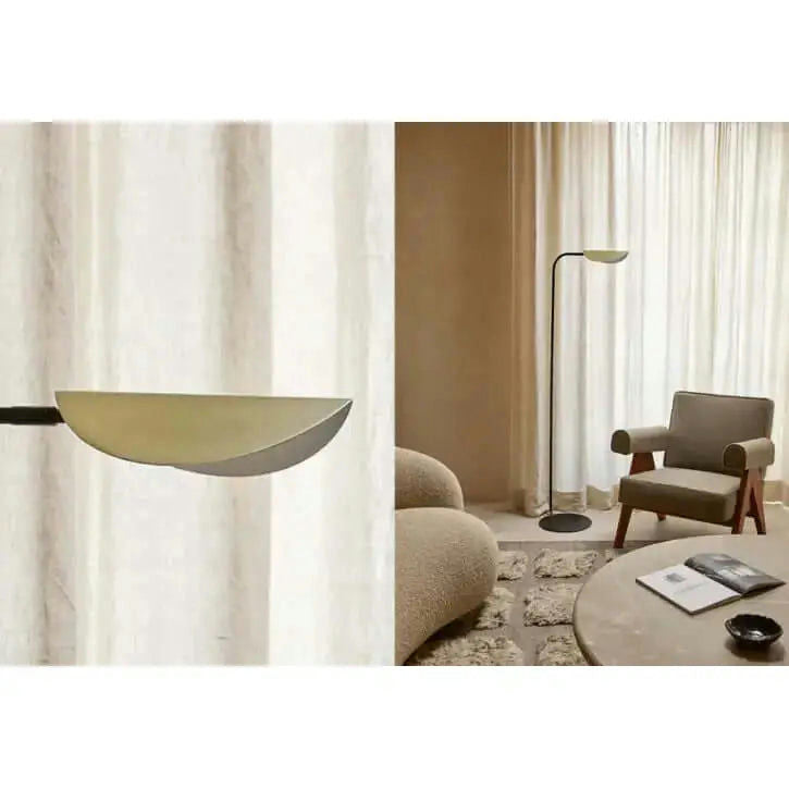 La imagen de la izquierda muestra un primer plano de la Lámpara de pie Ficus con pantalla en forma de media luna, mientras que la derecha muestra este elegante diseño contemporáneo en una sala de estar minimalista junto a un sillón, una mesa y grandes ventanales para una iluminación funcional.