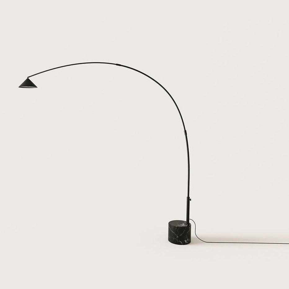 La lámpara de pie Hinoo es elegante y sofisticada, con un brazo fino y curvo y una pantalla en forma de cono. Su base cilíndrica de mármol realza el diseño contemporáneo y proporciona estabilidad para una iluminación dirigida en cualquier habitación.