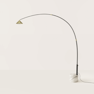 La Lámpara de pie Hinoo presenta un tallo negro delgado y curvado, una pequeña pantalla cónica de latón para una iluminación dirigida y una elegante base de mármol, que incorpora un diseño contemporáneo.