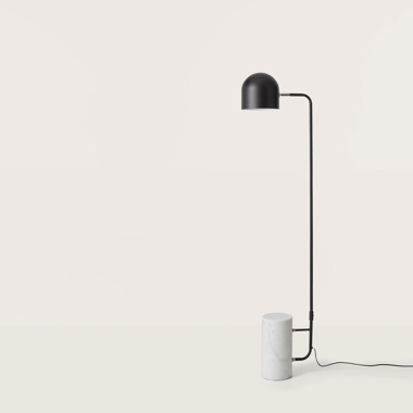 La Lámpara de pie Luca tiene un diseño minimalista con una pantalla negra en forma de cúpula, un soporte elegante y una base cilíndrica de mármol blanco, que combina maravillosamente con la estética moderna.