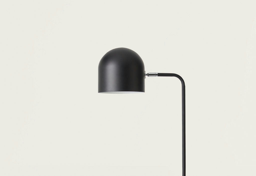 La elegante Lámpara de pie Luca de color negro tiene una pantalla en forma de cúpula y se destaca con elegancia sobre un fondo claro y sencillo. Su diseño moderno se ve reforzado por una base cilíndrica resistente, lo que la convierte en una pieza central ideal para cualquier espacio contemporáneo.