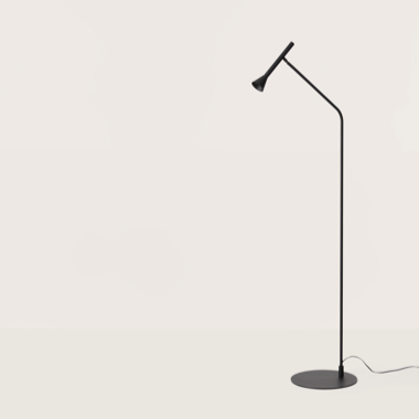 La lámpara de pie Lyb, de diseño minimalista y color negro, presenta una estructura esbelta y base redonda sobre un fondo blanco puro, proporcionando iluminación focalizada.