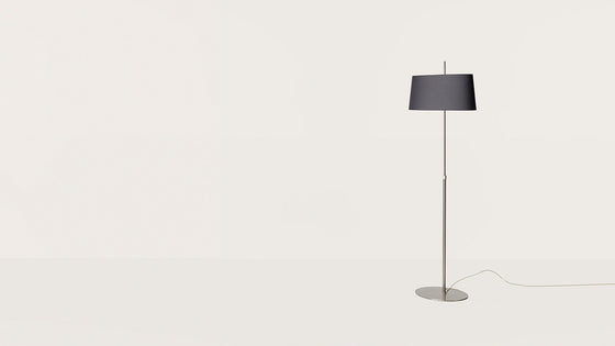 Una lámpara de pie minimalista con una base delgada y una pantalla oscura en una habitación luminosa y uniformemente blanca, que proporciona una iluminación funcional.
Nombre del producto: Lámpara de pie Ona