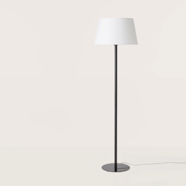 La Lámpara de pie Tex es una lámpara minimalista con un esbelto soporte negro y una pantalla blanca, que proporciona una iluminación suave sobre un fondo liso.