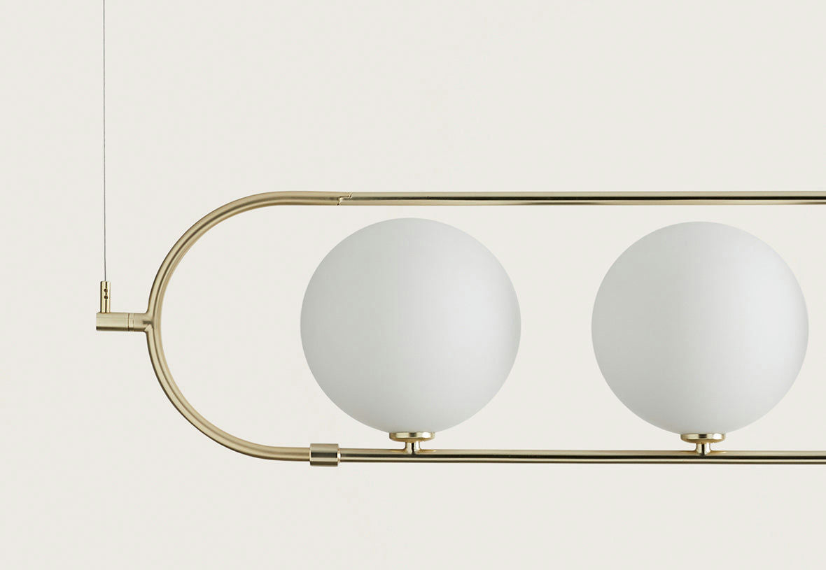 La Lámpara de techo Abbacus 4 x 5W presenta un diseño minimalista con dos globos esféricos blancos, proporcionando una iluminación eficiente mientras está elegantemente suspendida del techo.