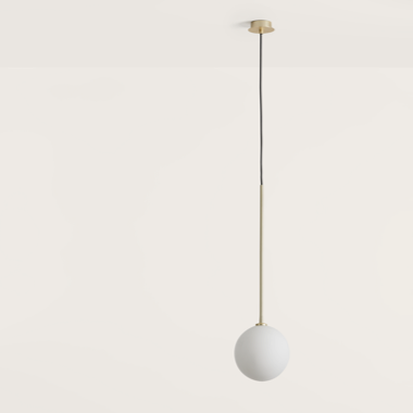 La lámpara de techo Ball, con un diseño minimalista, incluye una varilla dorada, cable negro y pantalla esférica blanca para proporcionar iluminación difusa mientras cuelga elegantemente del techo.