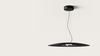 Una moderna lámpara colgante negra con un diseño redondo cuelga del techo mediante finos cables sobre un fondo blanco, con iluminación LED para un brillo de bajo consumo que complementa su diseño contemporáneo, la Lámpara de techo BigCoss.