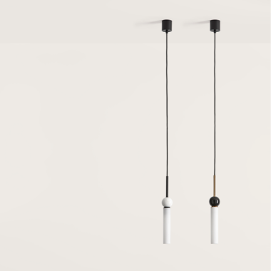 Dos lámparas de techo minimalistas Delie con cuerpo blanco y parte superior negra y viceversa cuelgan del techo contra una pared de color claro, representando un diseño moderno para una decoración interior elegante.