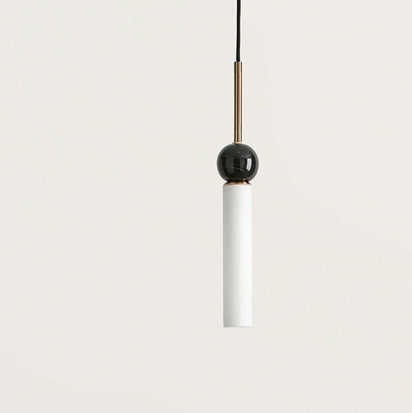 La lámpara de techo Delie 1 X G9 5W luce un diseño colgante elegante y moderno con una pantalla cilíndrica blanca y un detalle esférico negro, suspendido por un cordón fino. Es perfecta para la decoración de interiores contemporánea.