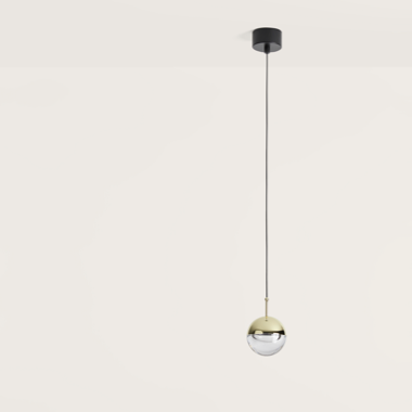La lámpara de techo Dora presenta una elegante esfera metálica y un diseño contemporáneo, colgando de un cordón negro sobre un fondo blanco liso, exudando elegancia.