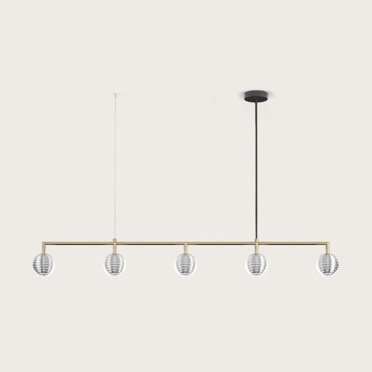 La Lámpara de techo Doul 5 x G4 LED presenta un moderno diseño lineal con una barra dorada que sostiene cinco bombillas esféricas de vidrio rayado, suspendidas del techo mediante dos cordones.