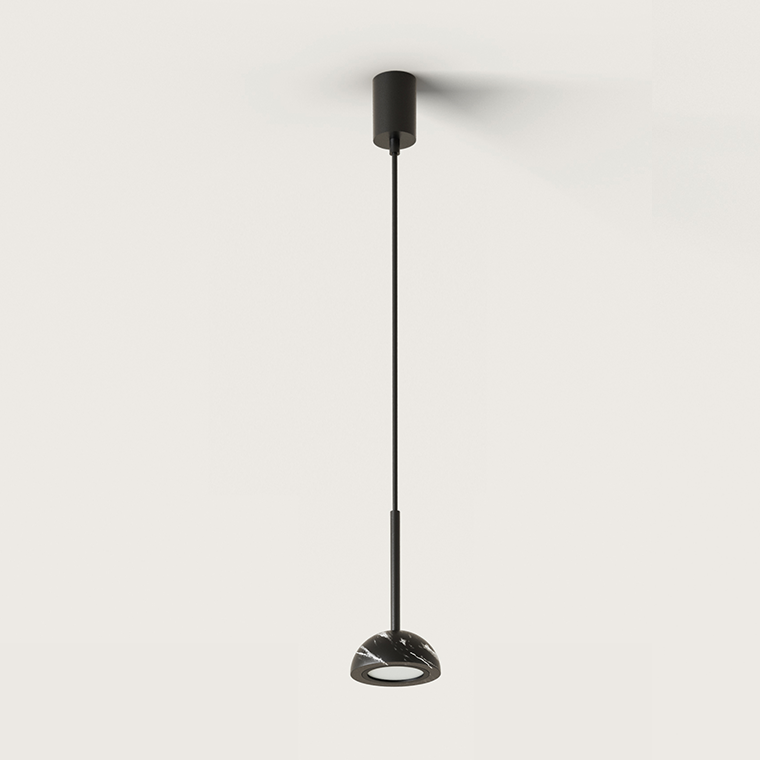 La Lámpara de techo Dussa 1 X LED 9W, con su moderno diseño colgante negro y estilo minimalista, cuelga elegantemente del techo sobre un fondo blanco.