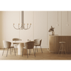 Elegante comedor con una mesa redonda de madera con cuatro lujosas sillas, una elegante barra de bar y modernas lámparas colgantes que incluyen una Lámpara de techo Dussa 6 X LED 9W, frente a un