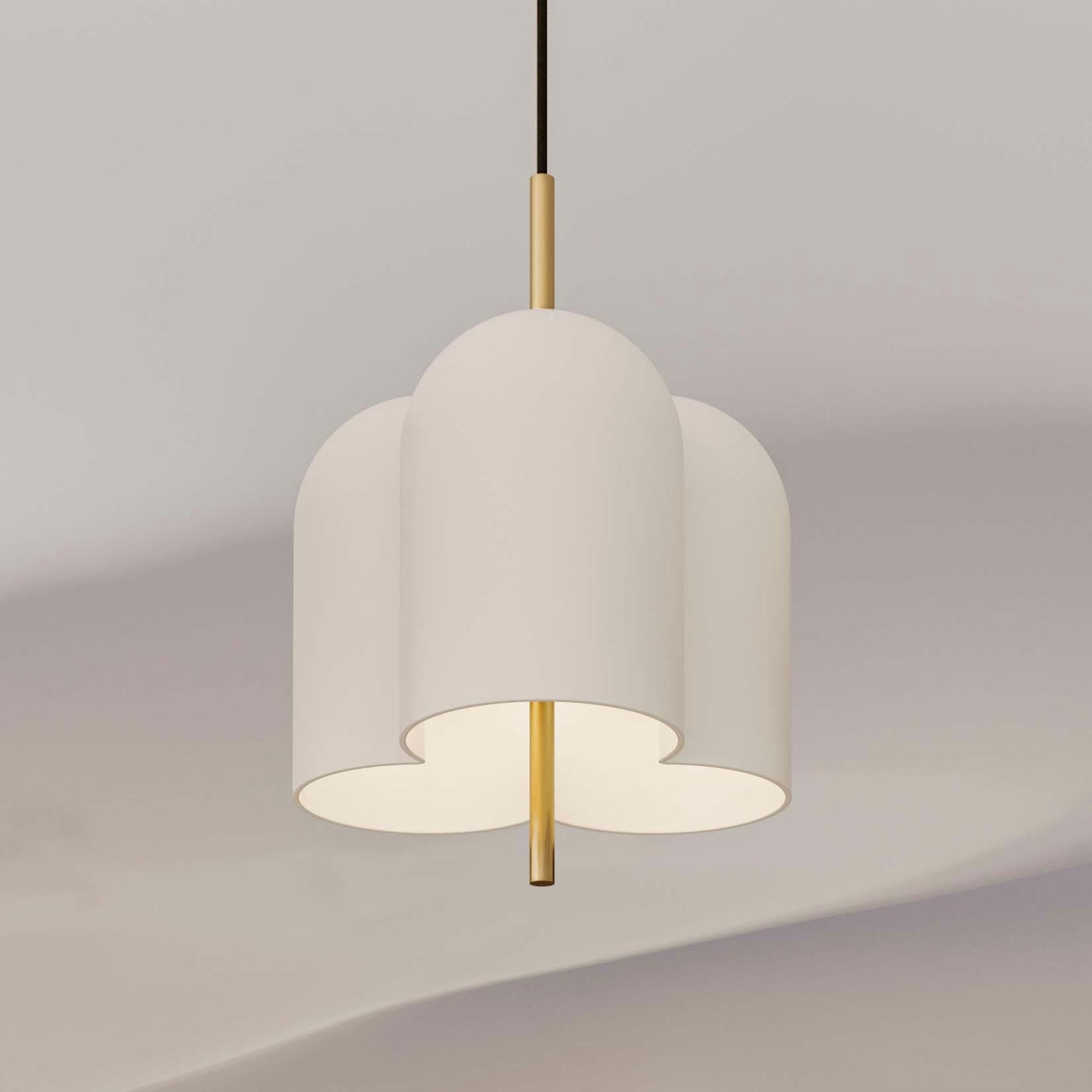 La lámpara de techo Oket presenta un diseño moderno con una pantalla blanca de tres secciones y un vástago central de color dorado, suspendido por un cordón negro. Su iluminación LED regulable proporciona un brillo adaptable, encarnando la elegancia minimalista.