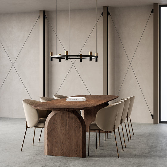 Comedor moderno con mesa ovalada de madera, sillas beige, lámpara de techo Tura 12 x LED y grandes ventanales con decoración minimalista.