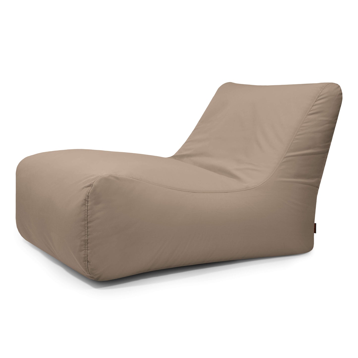 El Bean Bag Lounge 100 Colorin, diseñado para su uso en exteriores, presenta un color topo y un moderno estilo ergonómico con un respaldo bajo y en ángulo -ideal como mobiliario terraza- que se muestra sobre un fondo blanco liso.