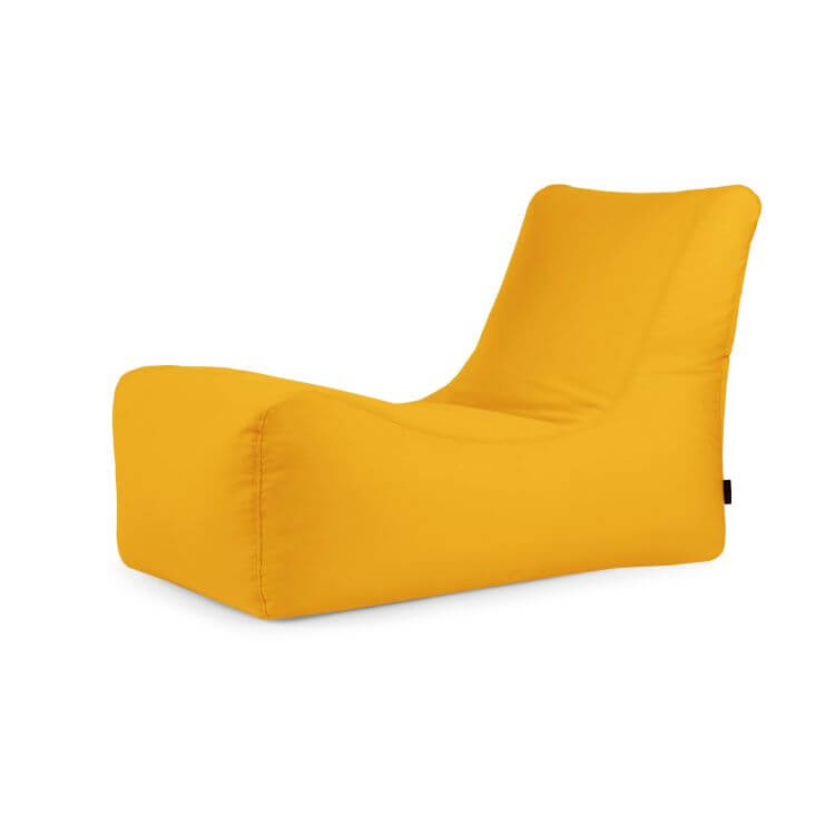 La Bean Bag Lounge Colorin - uso exterior es una silla amarilla con respaldo inclinado y sin reposabrazos, mostrada sobre un fondo blanco liso.
