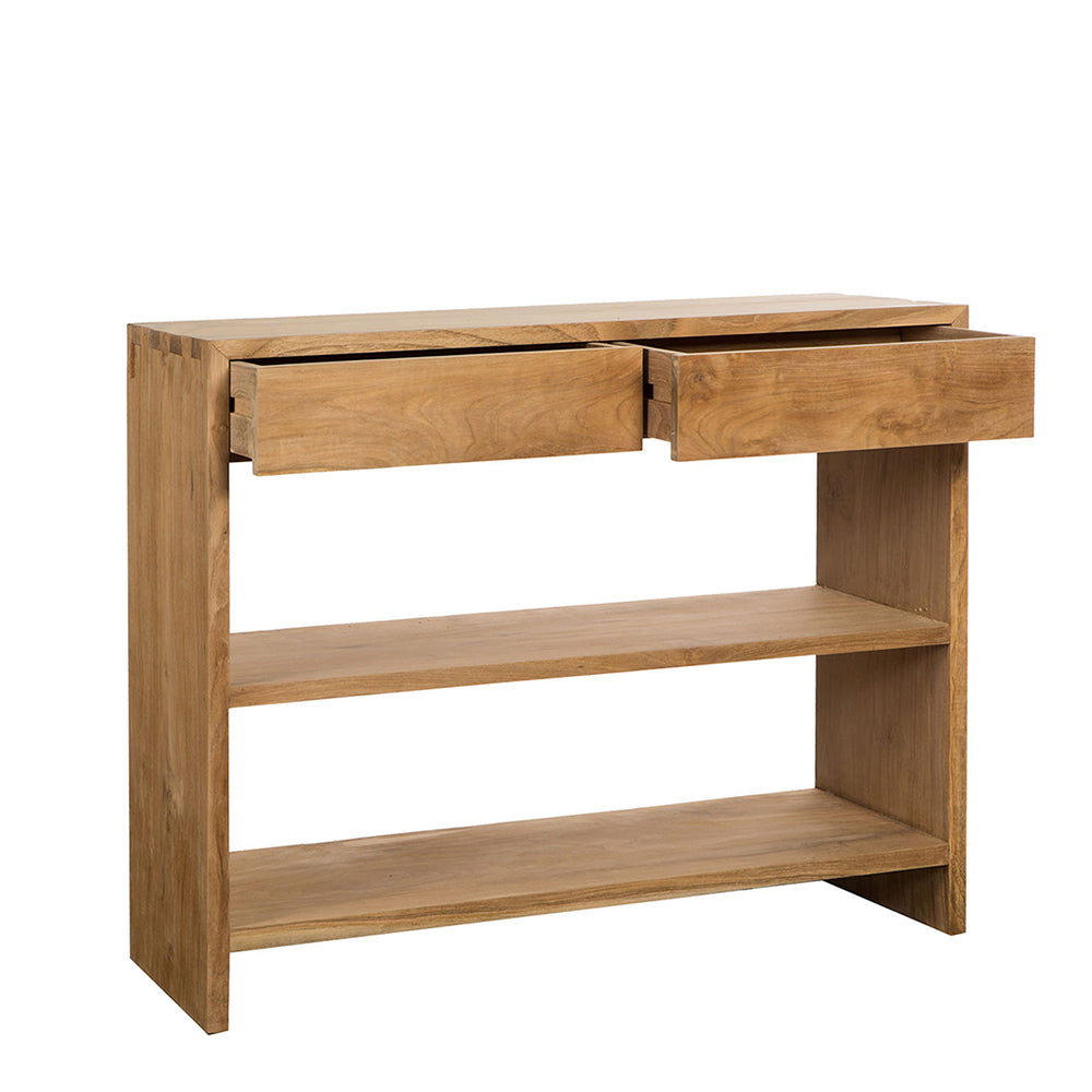 La Consola en Madera de Teca Norde brinda almacenamiento elegante con dos cajones superiores abiertos y dos estantes inferiores, todo sobre un fondo blanco.
