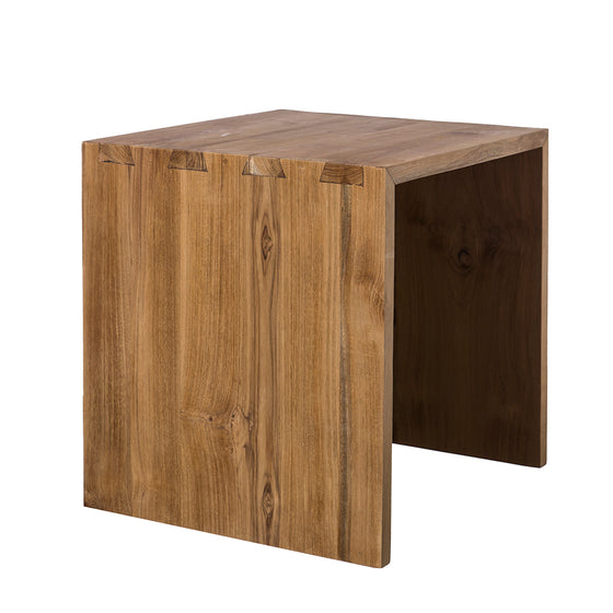 La Mesita de noche en madera de teca Recta 50 presenta un diseño rectangular simple con veta de madera visible, ofreciendo un toque de diseño moderno y una apariencia elegante.