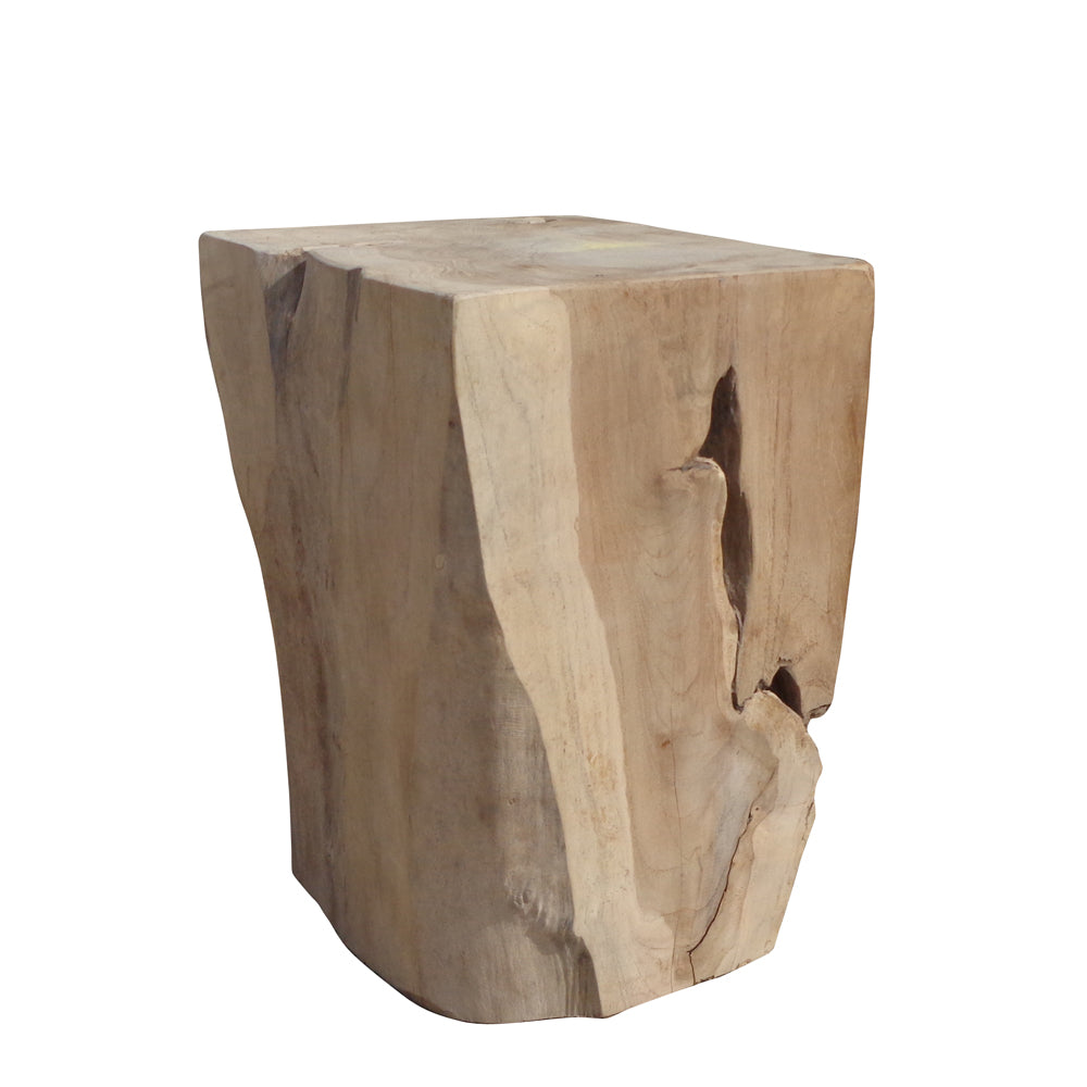 El Puff cuadrado de madera natural Erosion es un bloque de madera de teca natural con una forma irregular y patrones de vetas visibles, que se asemeja a un tocón de árbol.