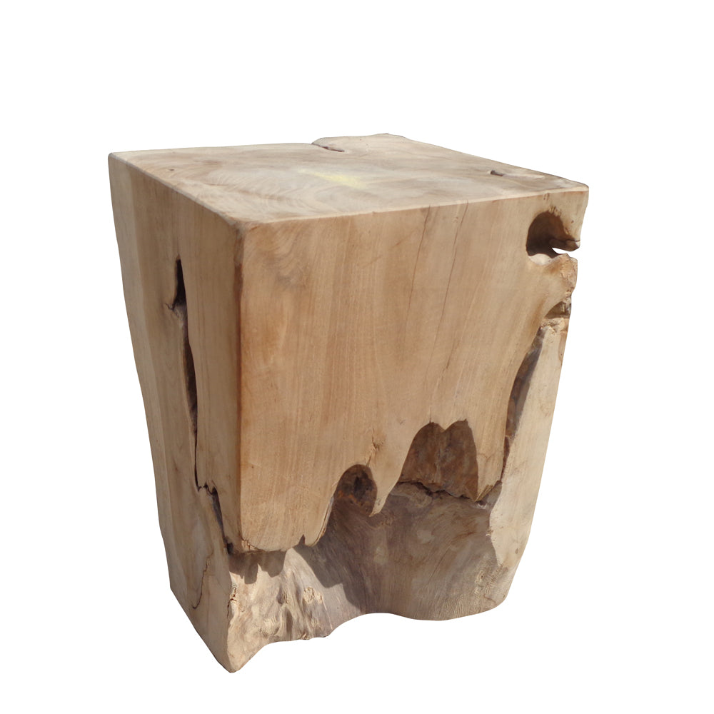 Sobre un fondo blanco se destaca el Puff cuadrado de madera natural Erosion, un tocón de madera rústica con texturas naturales y bordes rugosos, que muestra el diseño artesanal y el encanto desgastado de la artesanía hecha a mano.
