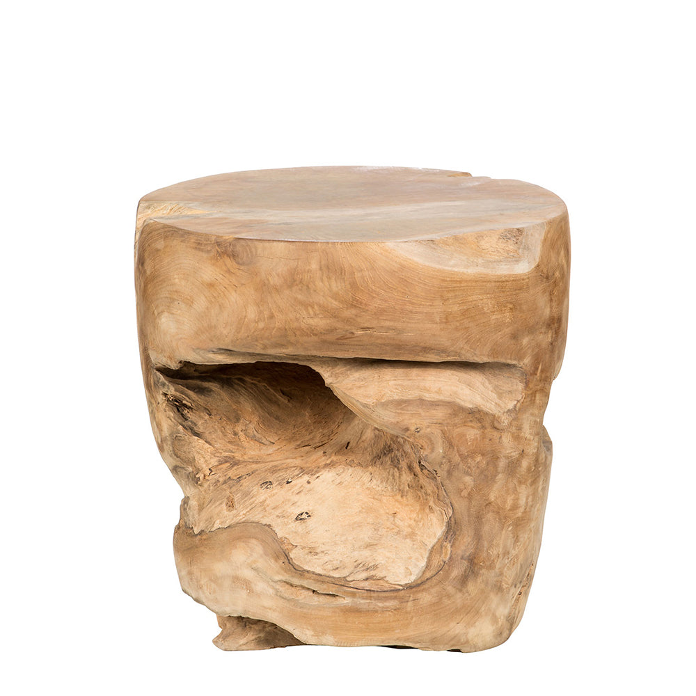 El taburete redondo de madera de teca Puff de Indonesia presenta una superficie lisa con laterales texturizados. Fabricado con madera de teca duradera, presenta una forma orgánica e irregular con una sección hueca en un lateral.
