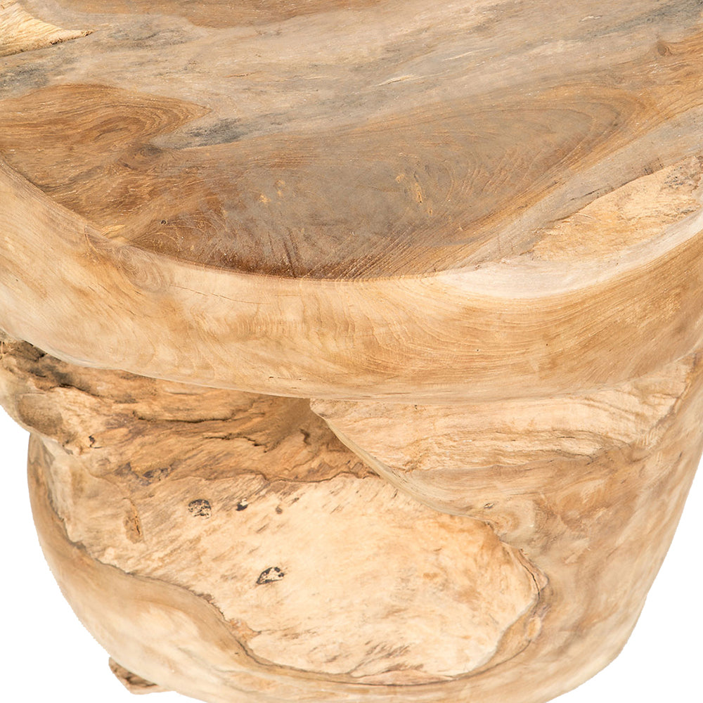 Primer plano de un Puff redondo rústico en madera de teca Round Stool Indonesia, resaltando su superficie suave y curva que muestra los hermosos patrones de vetas y texturas.
