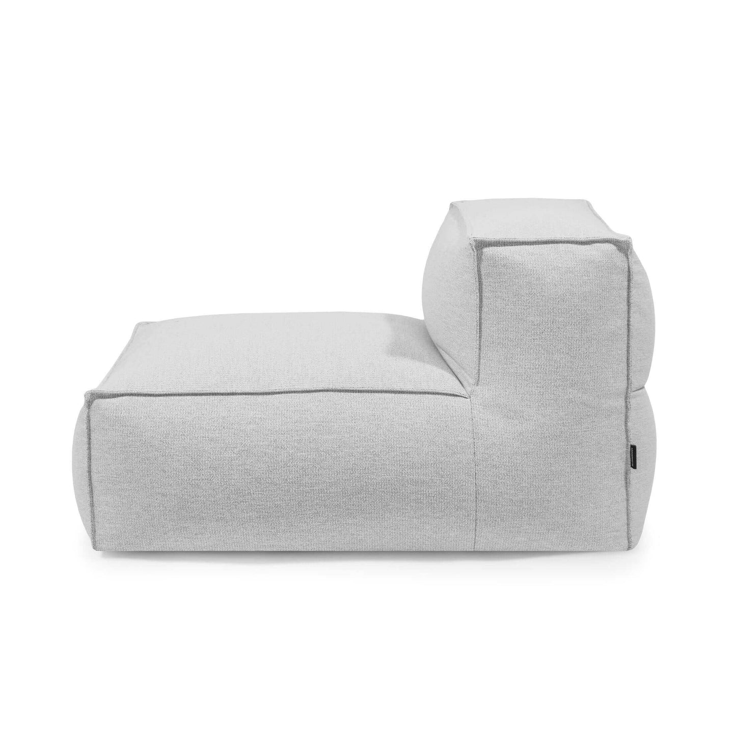 El Bean Bag Mass Open Modul 90 Dunes es un moderno sofá modular gris claro con respaldo bajo y líneas limpias, relleno de espuma y perlas, mostrado de lado sobre fondo blanco. Adecuado para uso en interiores y exteriores.