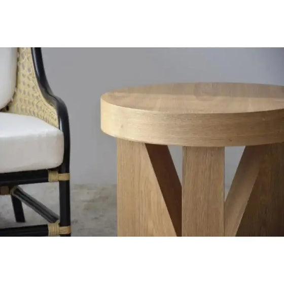 Mesa auxiliar de madera junto a Mesa Auxiliar Fresno Natural Mocca - Silla Triangulum.