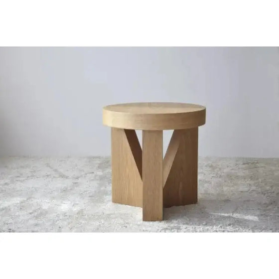 Mesa auxiliar de madera con base circular. Esta Mesa Auxiliar Fresno Natural Mocca - Triangulum tiene un bonito diseño y está fabricada en madera natural de fresno de alta calidad. Perfecto para añadir un toque de elegancia a cualquier estancia.