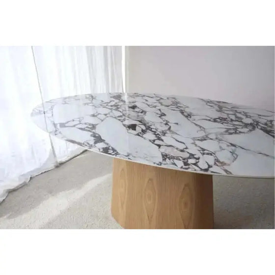 Mesa Comedor Oval Cerámico marmolado y Fresno con decoración contemporánea.