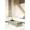 Una sala de estar moderna con sofás blancos, una mesa de centro Mesa de Centro Arista 2C y una escalera con escalones de madera y columnas de piedra.