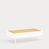 Una mesa de centro minimalista, llamada Mesa de Centro Arista 2C, con estructura blanca y tapa de madera clara sobre fondo liso blanco.