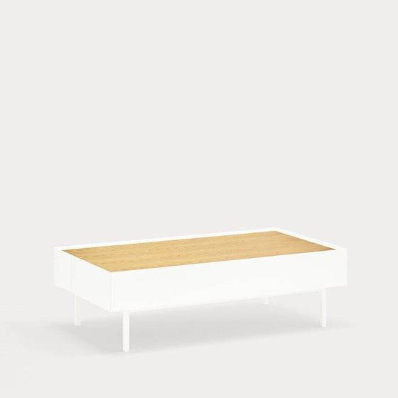 Una mesa de centro minimalista, llamada Mesa de Centro Arista 2C, con estructura blanca y tapa de madera clara sobre fondo liso blanco.