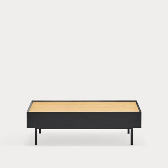 Mesa de centro minimalista Mesa de Centro Arista 2C con estructura negra y tapa de madera clara, aislada sobre un fondo blanco.